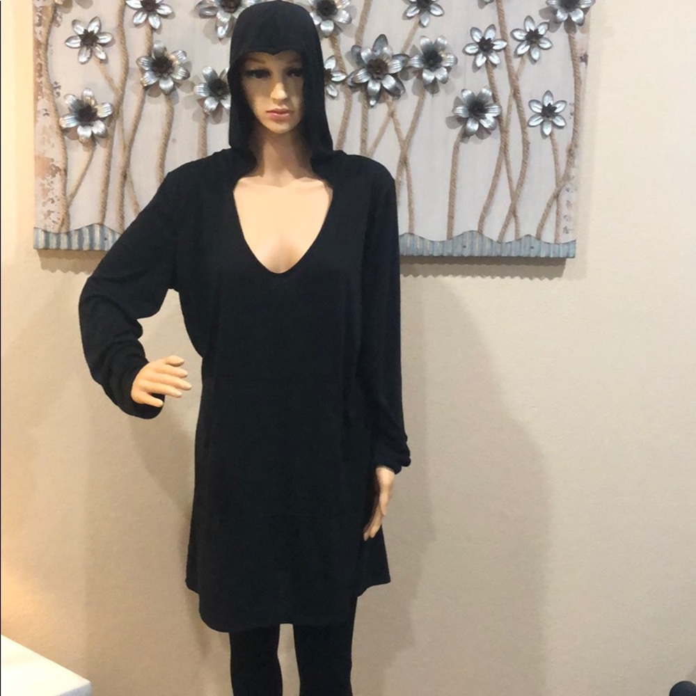 Black hooded tunic top with pocket